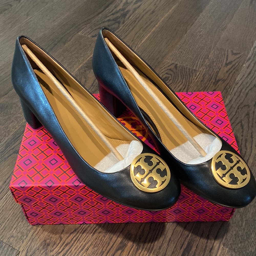 New TORY BURCH Benton Logo Medallion Pump NIB - Picture 2 of 13
